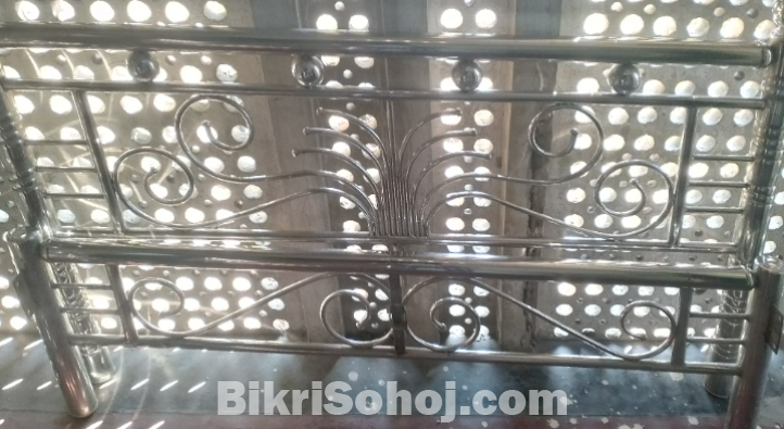 স্টিলের পালঙ্ক।